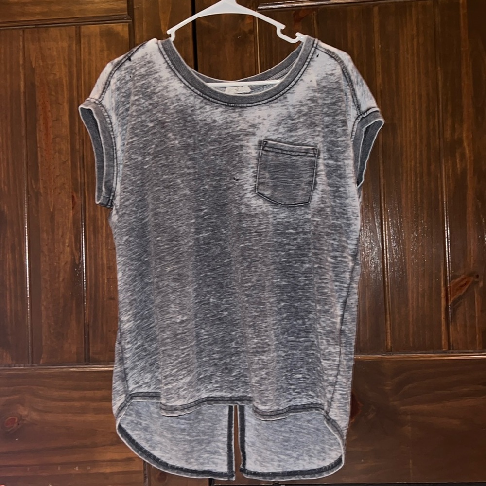 Thin grey shirt with a pocket!